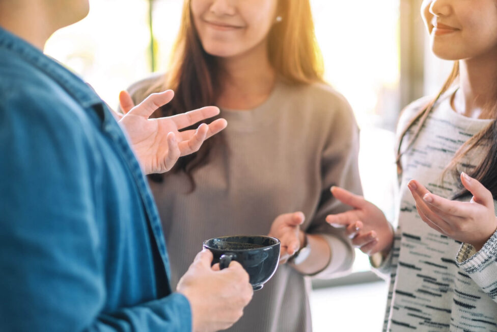 Skuteczna komunikacja interpersonalna w praktyce – uśmiechnięci uczestnicy warsztatów w Lublinie podczas ćwiczeń z budowania relacji.