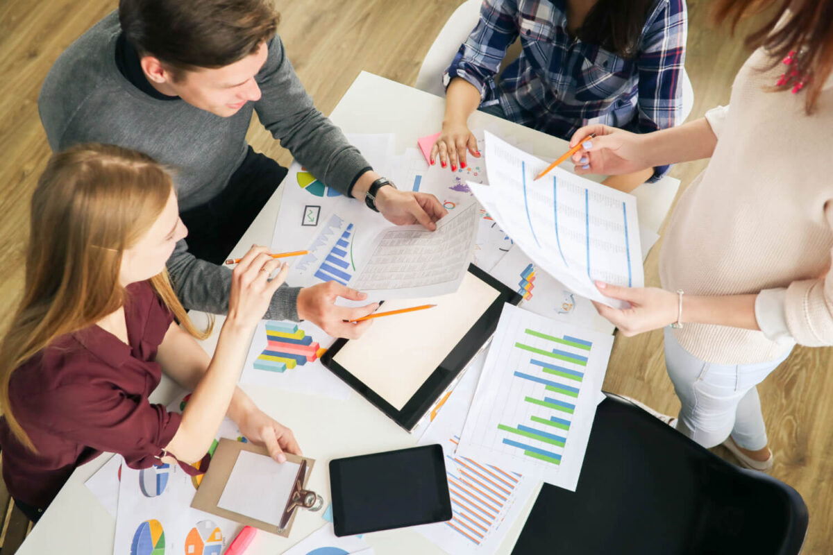 Szkolenie marketing i reklama Lublin – uczestnicy warsztatów analizujący strategie e-marketingowe i wykresy sprzedażowe w Unlimited Centrum Szkoleń.