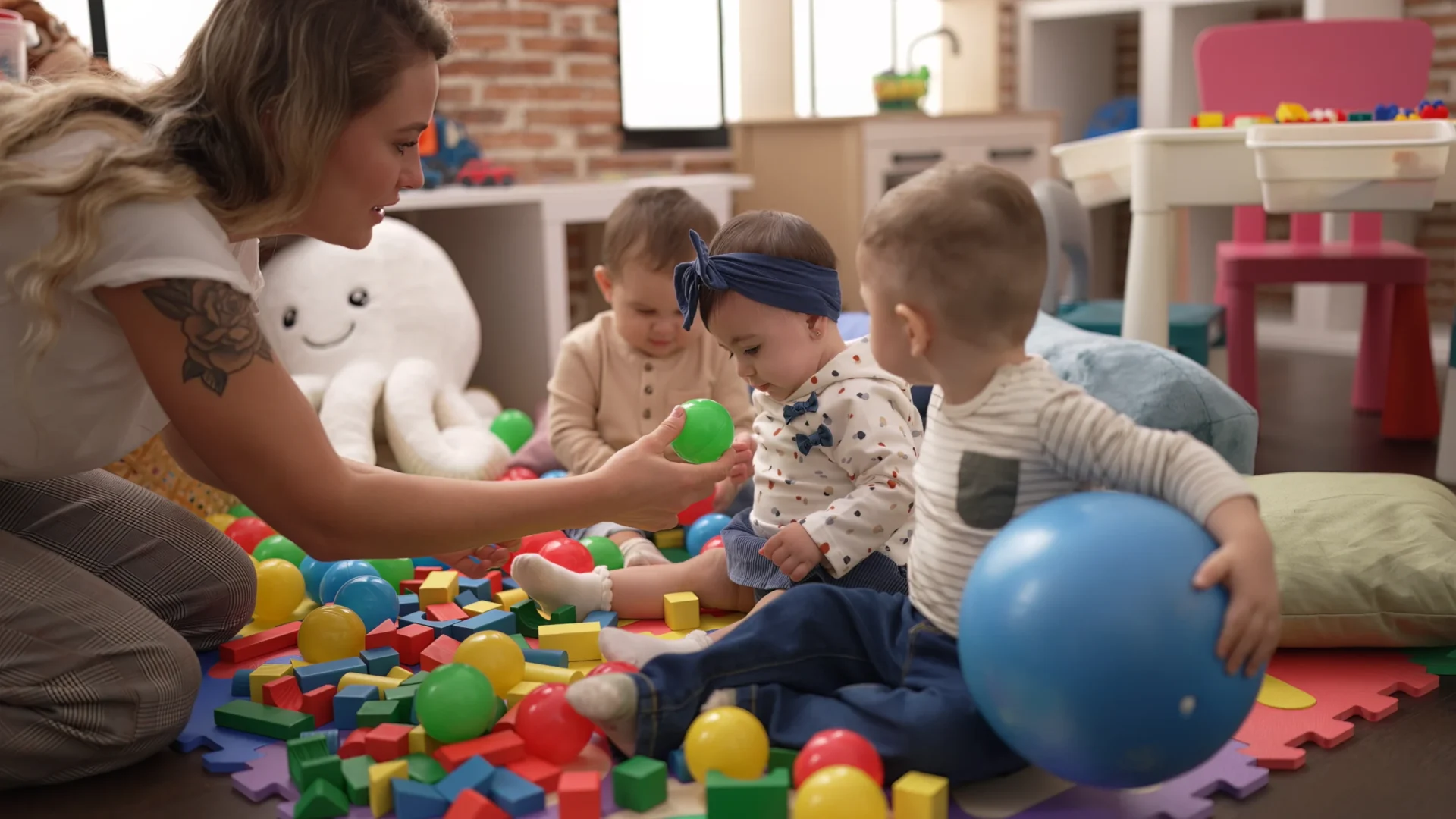 Szkolenie rozwój dziecka do 3 lat w Unlimited Centrum Szkoleń. Wykładowca omawia kamienie milowe i etapy dorastania maluchów dla grupy opiekunek.