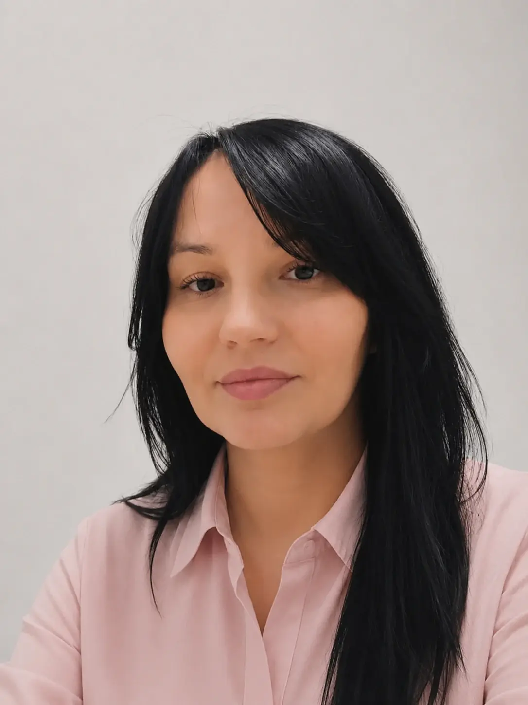 Uśmiechnięta Katarzyna Stępniak – pedagog, Trener Sensoplastyki i ekspert rozwoju dzieci do lat 3, prowadząca warsztaty sensoryczne dla opiekunów żłobkowych i nauczycieli w Unlimited Centrum Szkoleń.