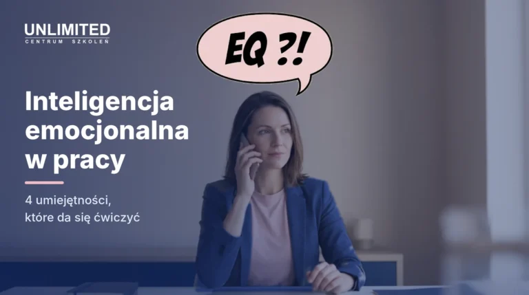 Kobieta w granatowej marynarce i różowej bluzce rozmawia przez telefon przy biurku, nad jej głową komiksowy dymek z napisem EQ
